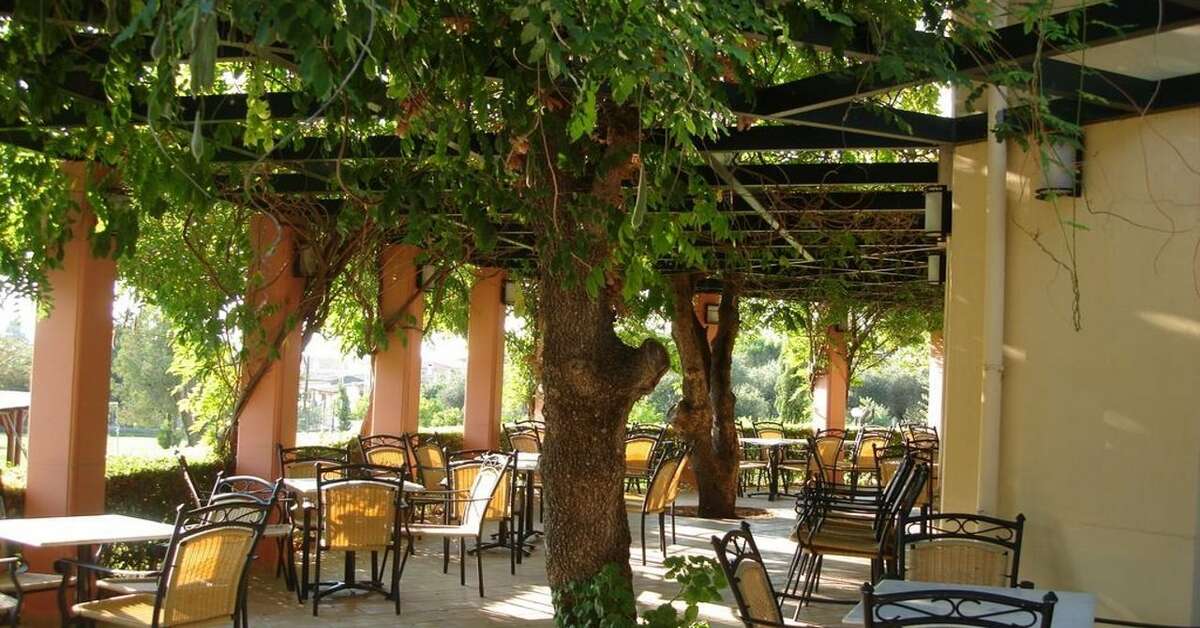 Een foto van het terras bij Century Resort Corfu
