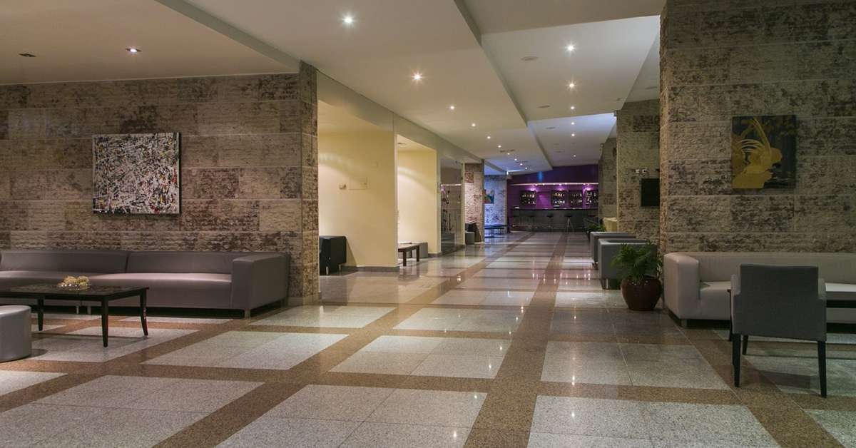Een foto van het interieur van Tryp by Wyndham Lisboa Caparica Mar Hotel