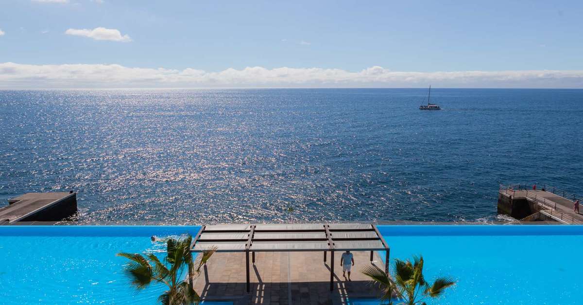 Een foto van het zwembad bij VidaMar Resort Madeira