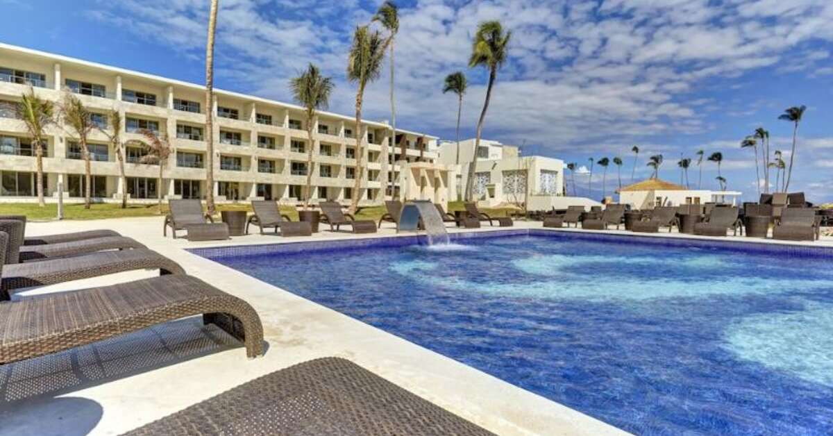 Een foto van het zwembad bij Royalton Bavaro
