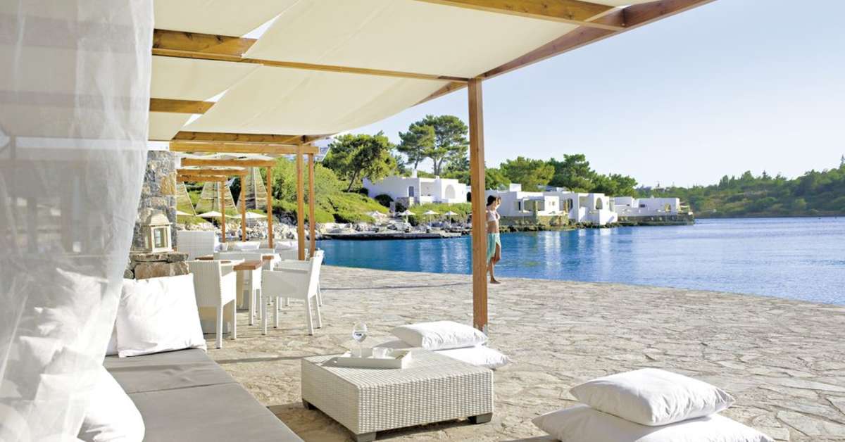 Een foto van het terras bij Minos Beach Art Hotel