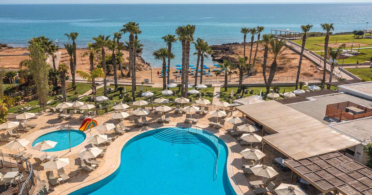 Een foto van het zwembad bij Louis Althea Beach