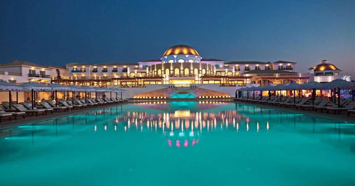 Een foto van het zwembad bij Mitsis Laguna Resort & Spa