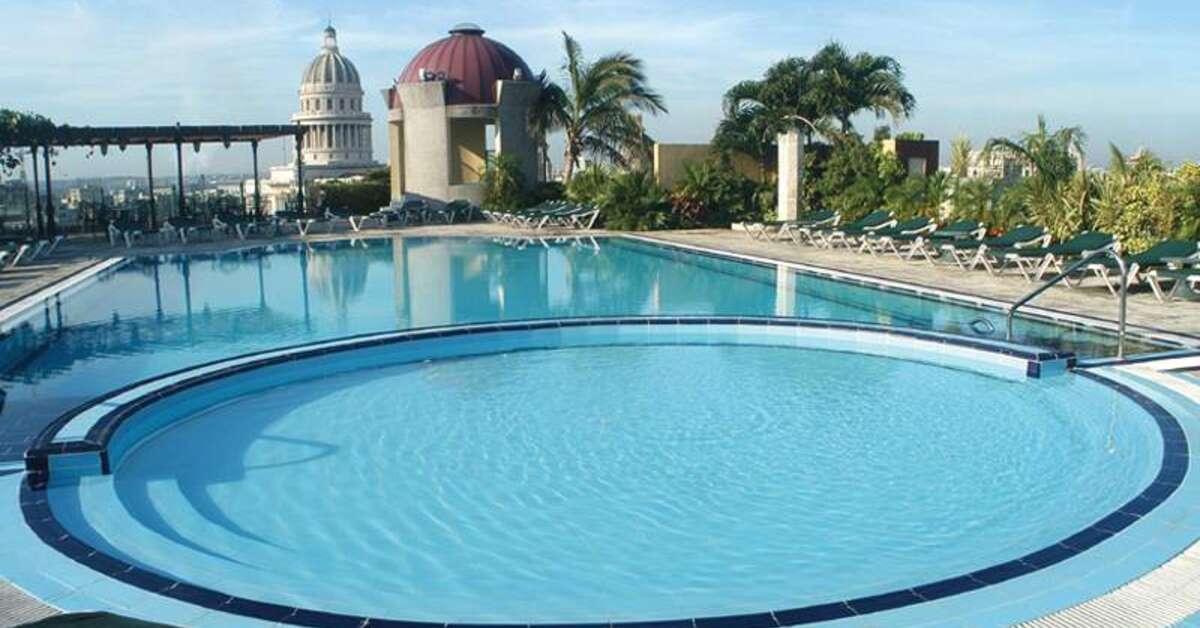 Een foto van het zwembad bij Iberostar Parque Central