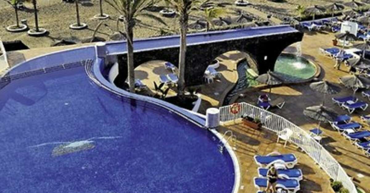 Een foto van het zwembad bij VIK Hotel San Antonio