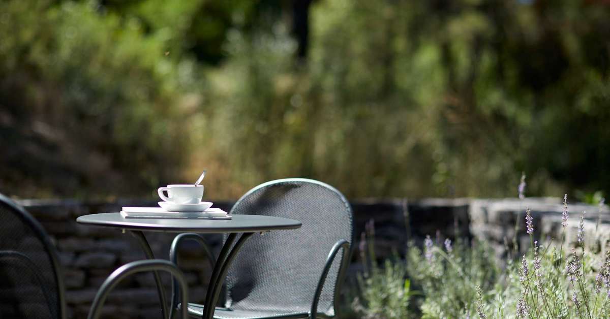 Een foto van het terras bij Makryammos Bungalows