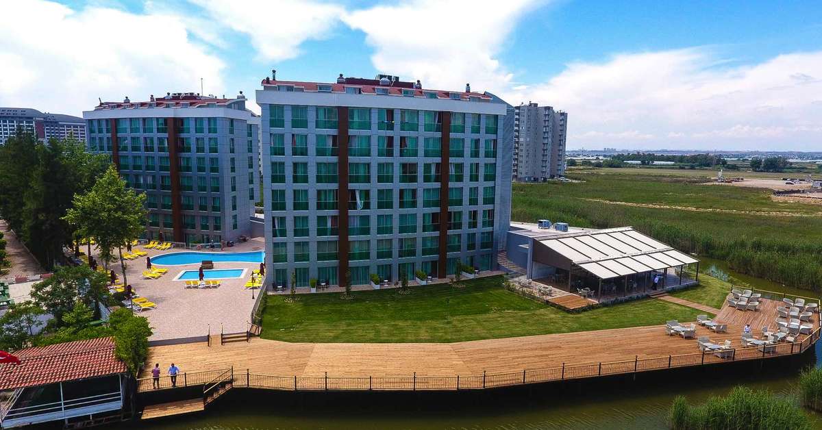 Een foto van de buitenkant van Aska Lara River Suites