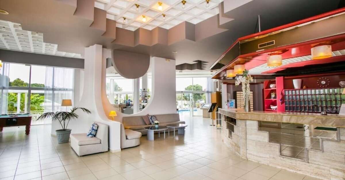 Een foto van het interieur van Happy Days Hotel Tholos