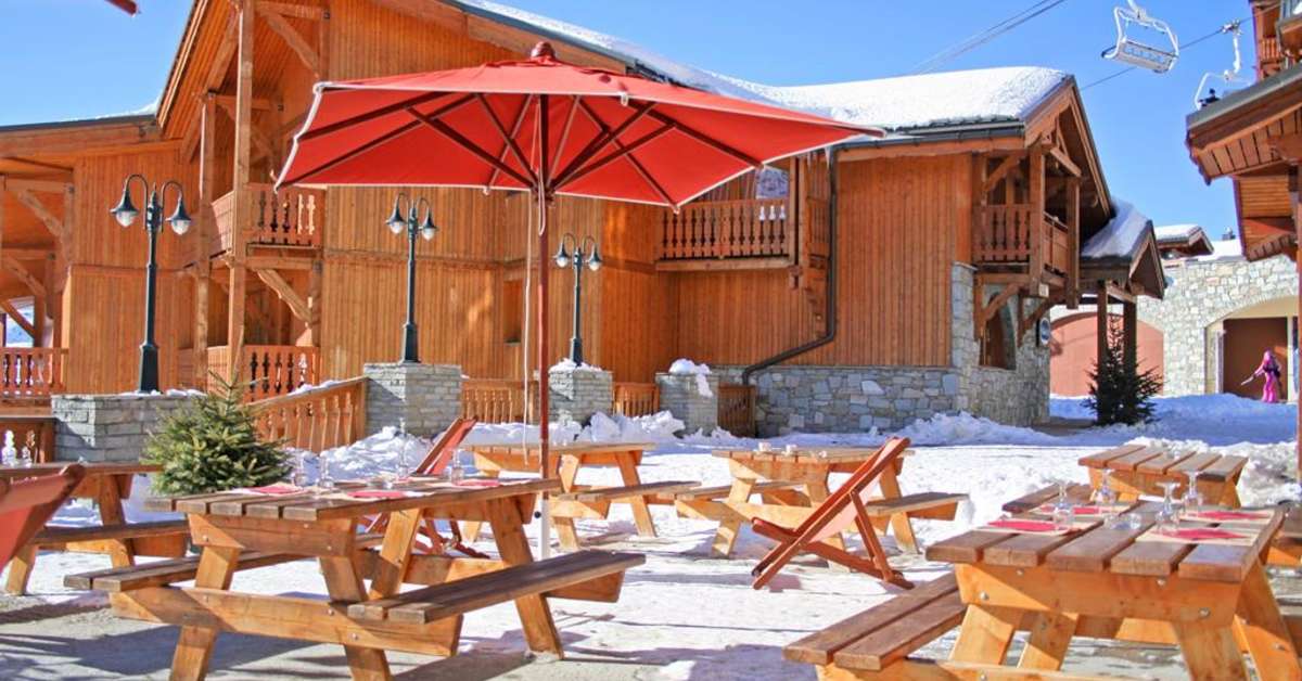 Een foto van het terras bij Les Balcons de Val Thorens