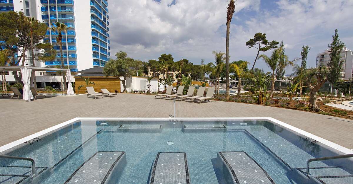 Ein Foto vom Pool im BG Tonga & Suites Tower Design Hotel