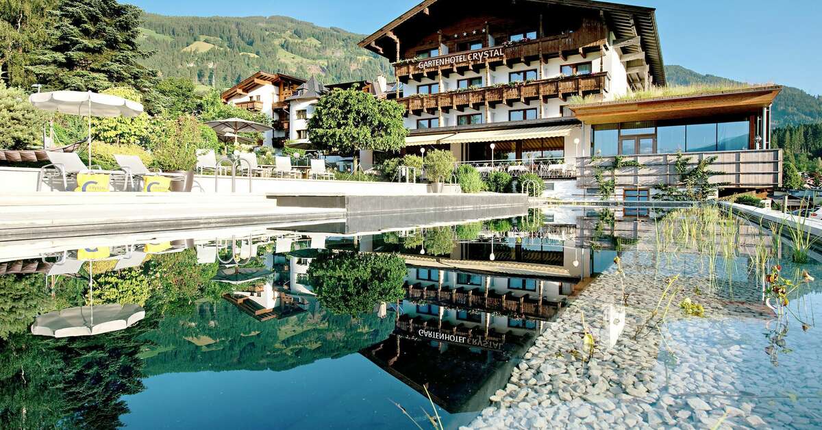 Een foto van de buitenkant van Hotel Crystal