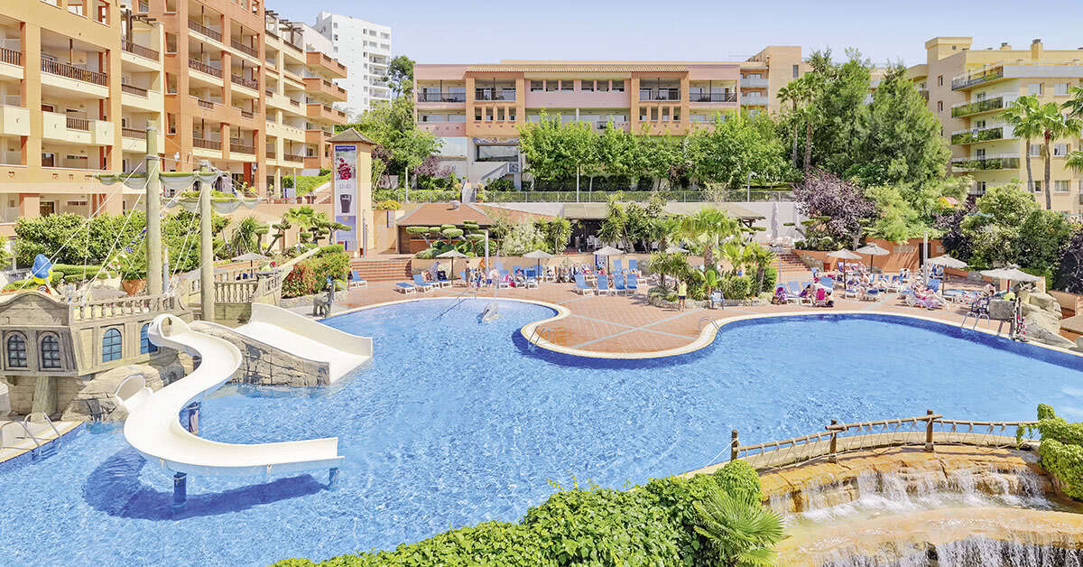 Een foto van het zwembad bij H10 Mediterranean Village