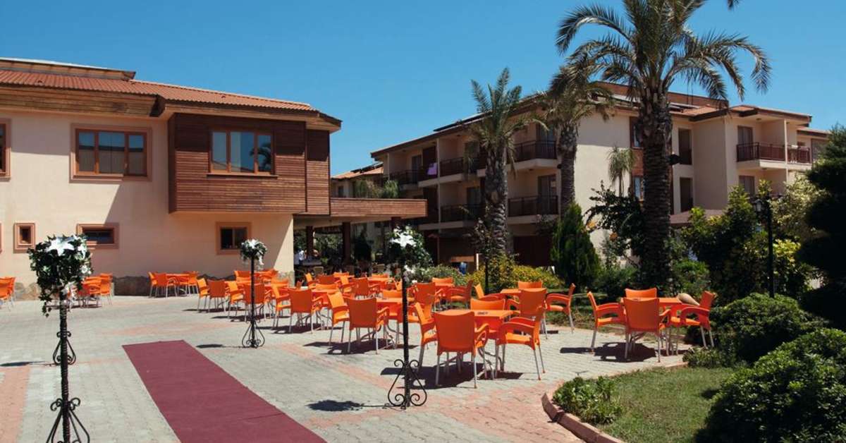 Een foto van het terras bij Eftalia Village