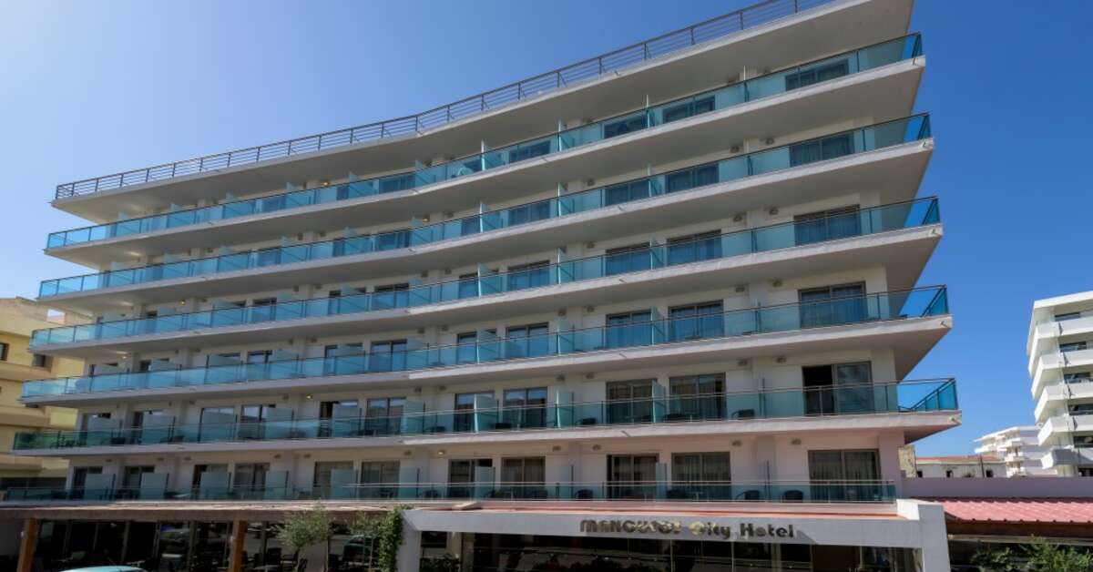 Ein Foto von der Außenansicht des Manousos City Hotel