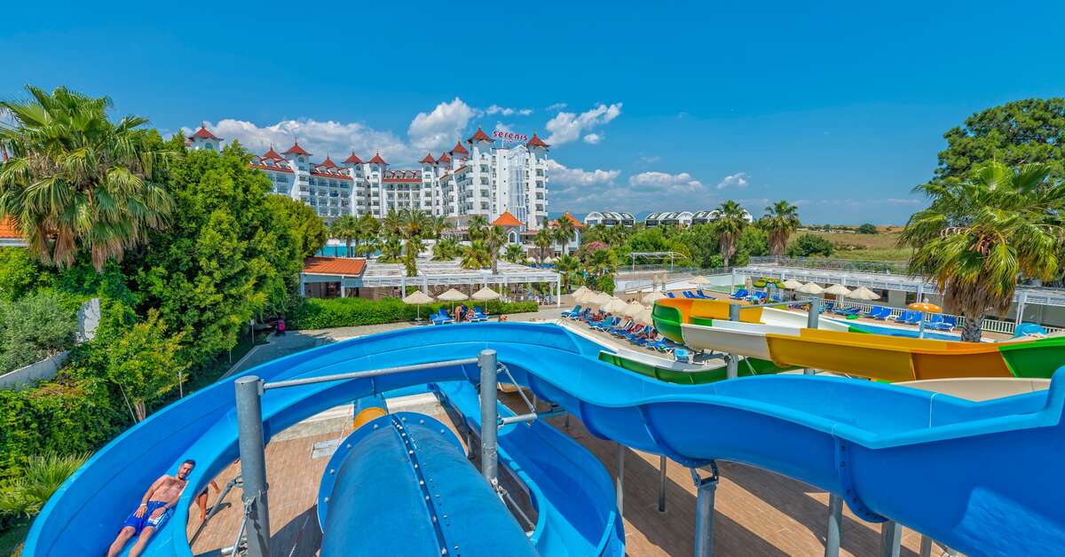 Een foto van het zwembad bij Serenis Hotel