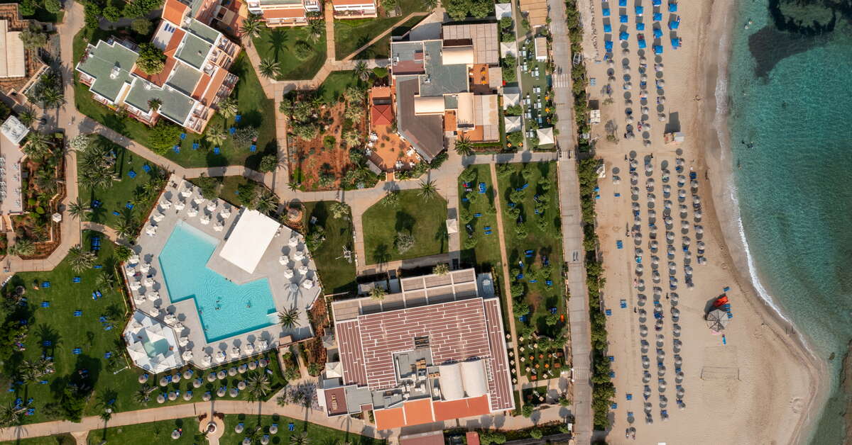 Een foto van het zwembad bij Anissa Beach & Village Hotel