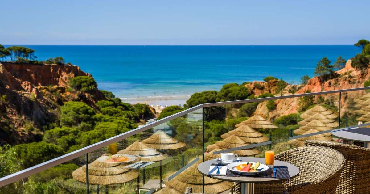 Een foto van het terras bij 3HB Falesia Mar