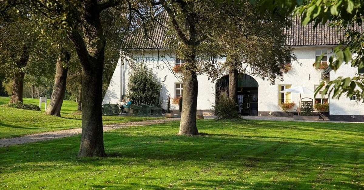 Een foto van de buitenkant van Fletcher Hotel-Restaurant Kasteel Erenstein