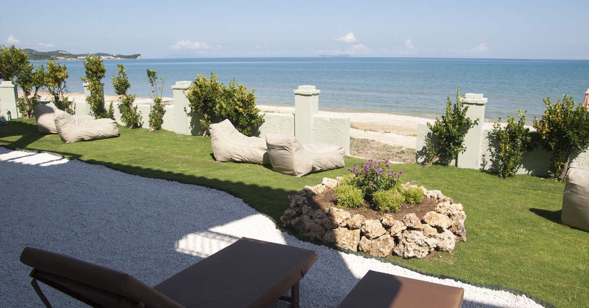 Een foto van het terras bij Cressida Seaside Appartementen