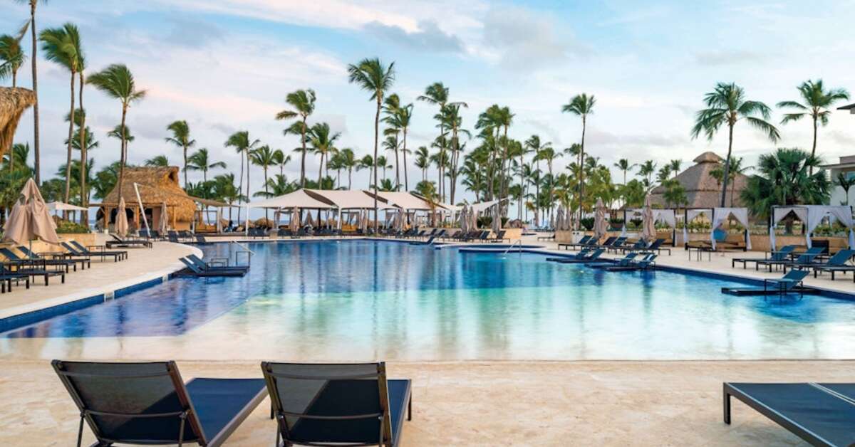 Een foto van het zwembad bij Royalton Punta Cana