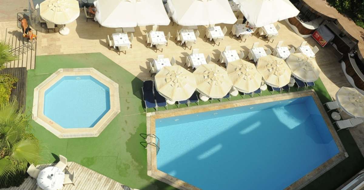 Een foto van het zwembad bij Marbas Select Beach