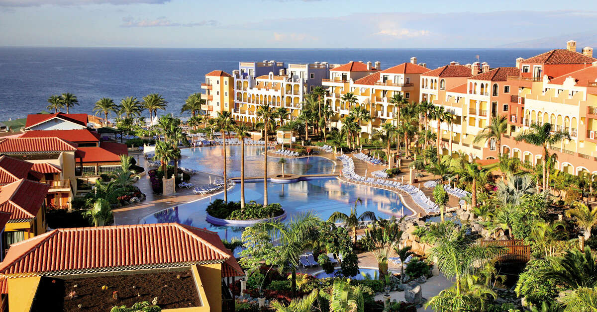 Een foto van het zwembad bij Bahia Principe Sunlight Costa Adeje