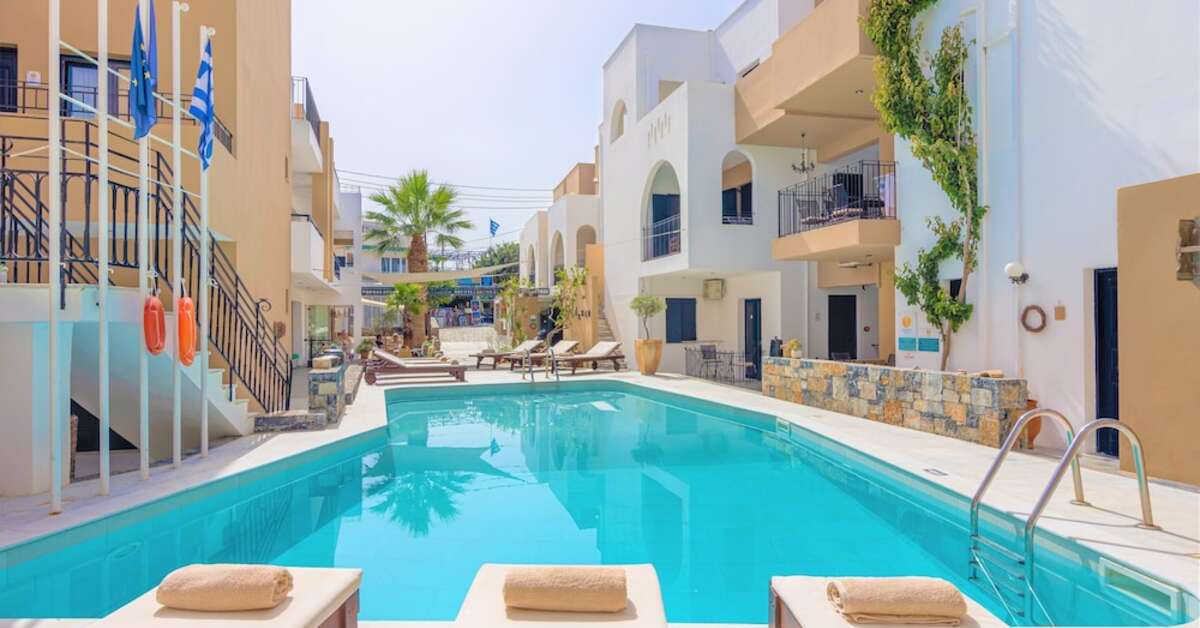 Ein Foto vom Pool im Nami Hotel & Suites