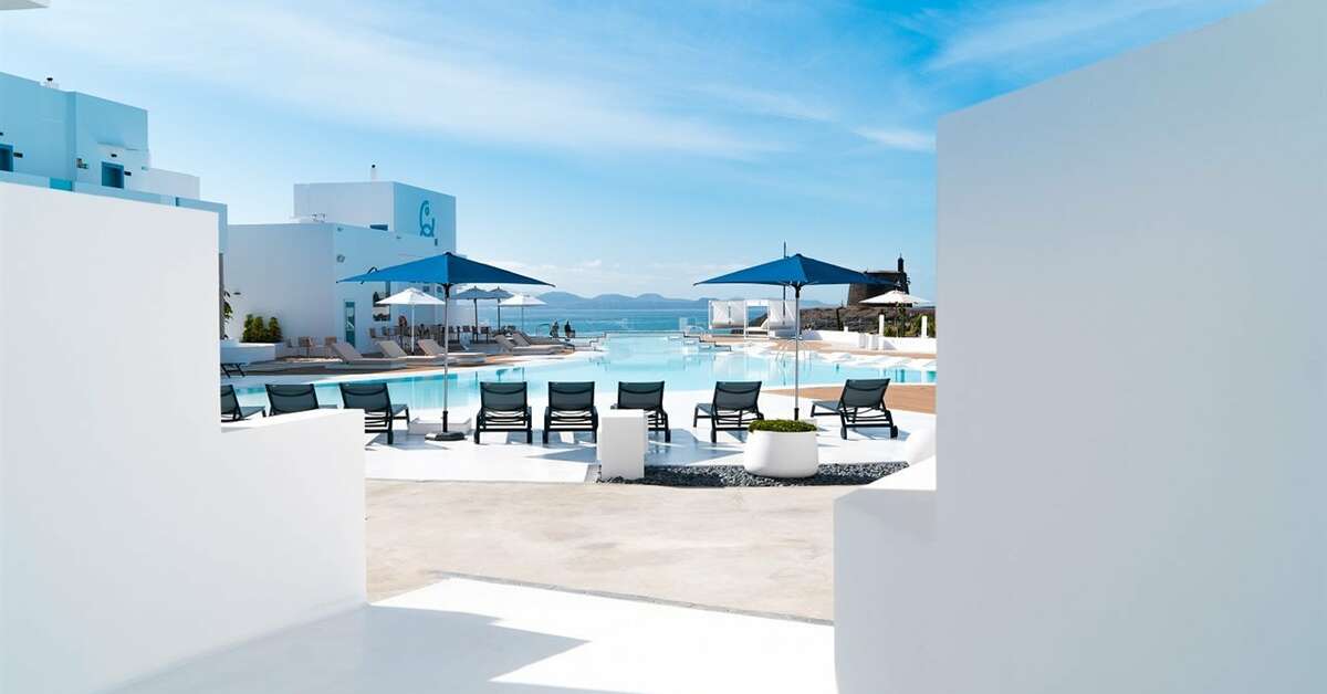 Een foto van het zwembad bij CalaLanzarote Suites Hotel