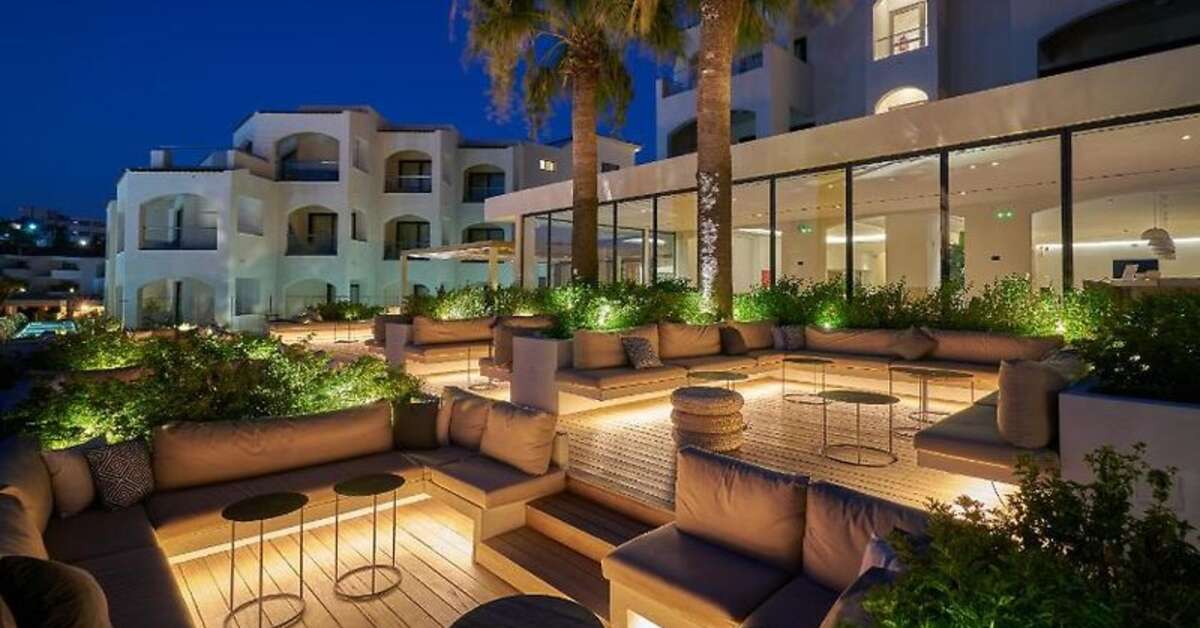 Een foto van het terras bij TUI Blue Caravel