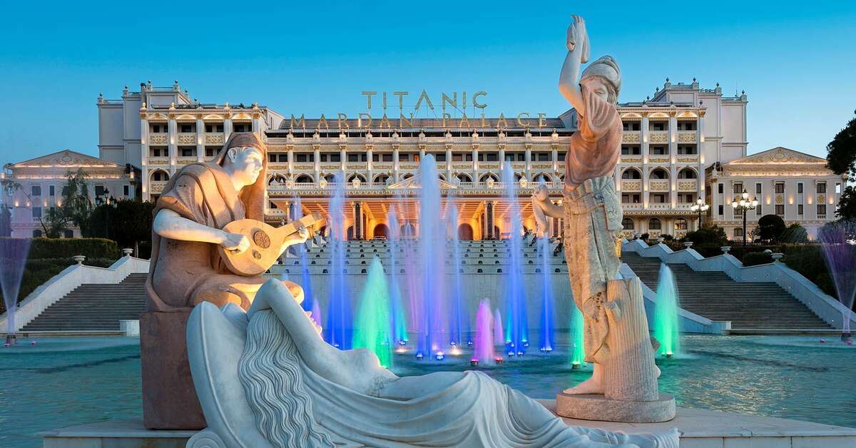 Een foto van de buitenkant van Mardan Palace