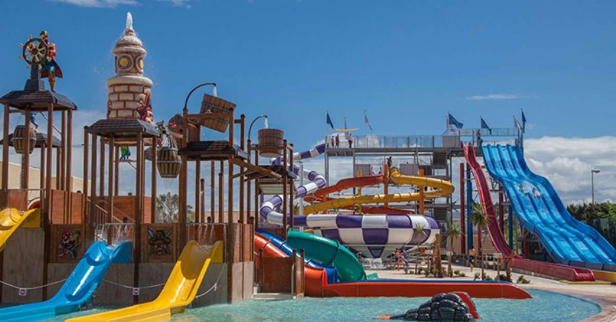 Een foto van het zwembad bij Sirenis Seaview Country Club