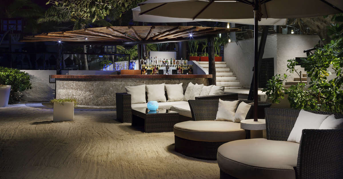 Een foto van het terras bij The Reef Playacar Resort