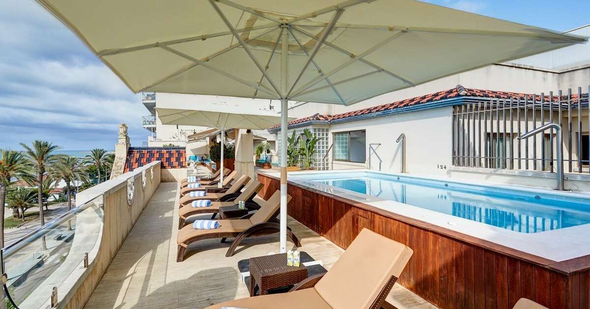 Een foto van het zwembad bij Sercotel Kalma Sitges