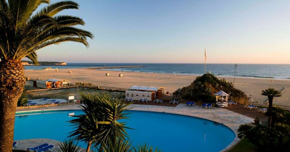 Een foto van het zwembad bij Algarve Casino Hotel