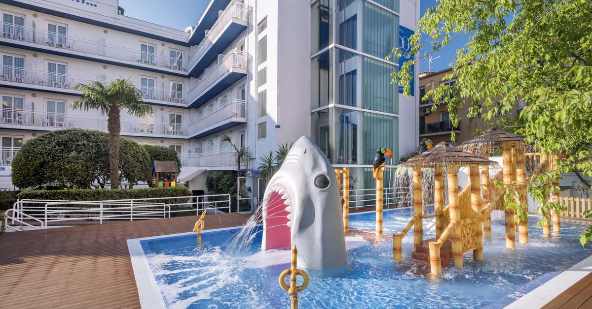 Een foto van het zwembad bij GHT Balmes Hotel Aparthotel & Splash