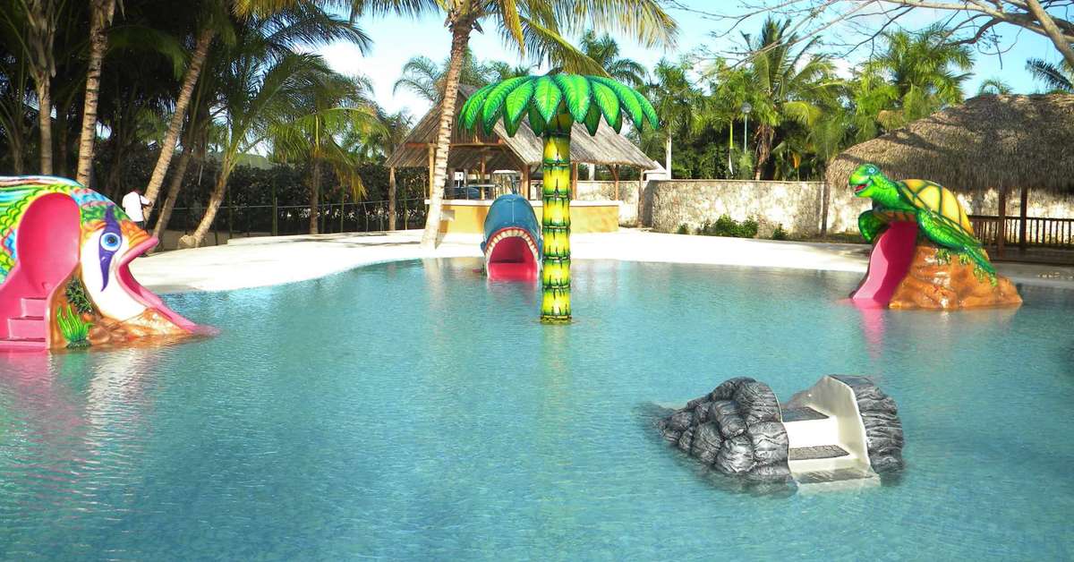 Een foto van het zwembad bij Grand Sirenis Punta Cana Resort