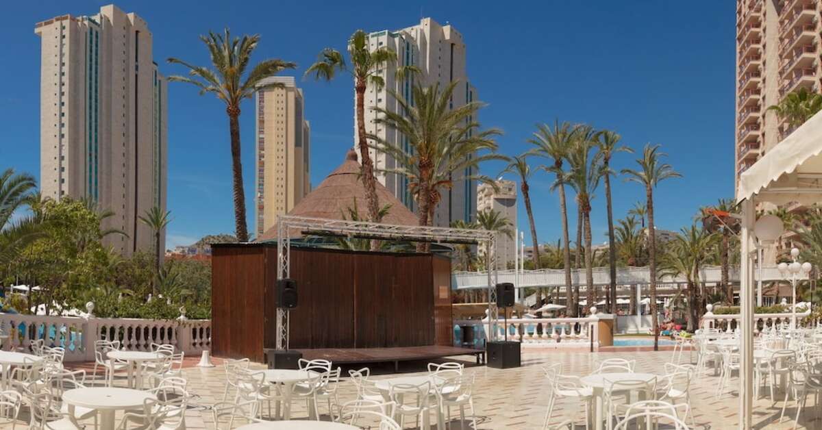 Een foto van het terras bij Magic Tropical Splash Aparthotel