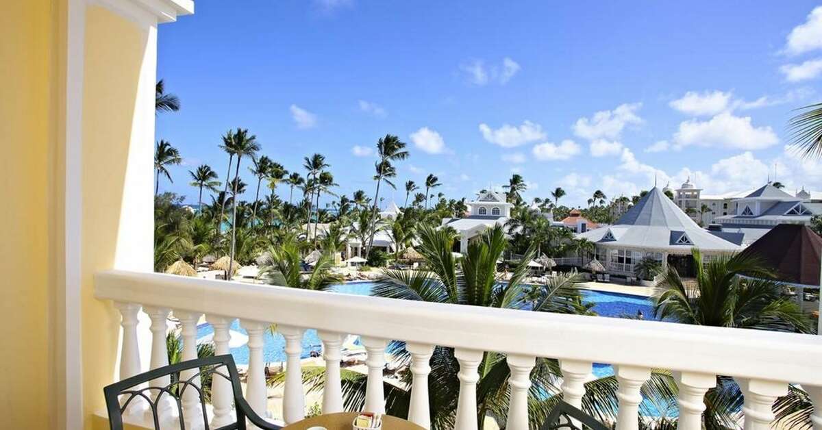 Een foto van het zwembad bij Luxury Bahia Principe Esmeralda
