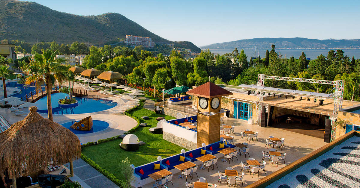 Een foto van het terras bij Bellazure Hotel
