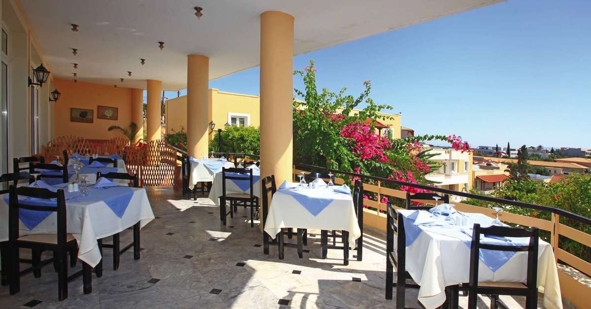 Een foto van het terras bij Alexander House Hotel