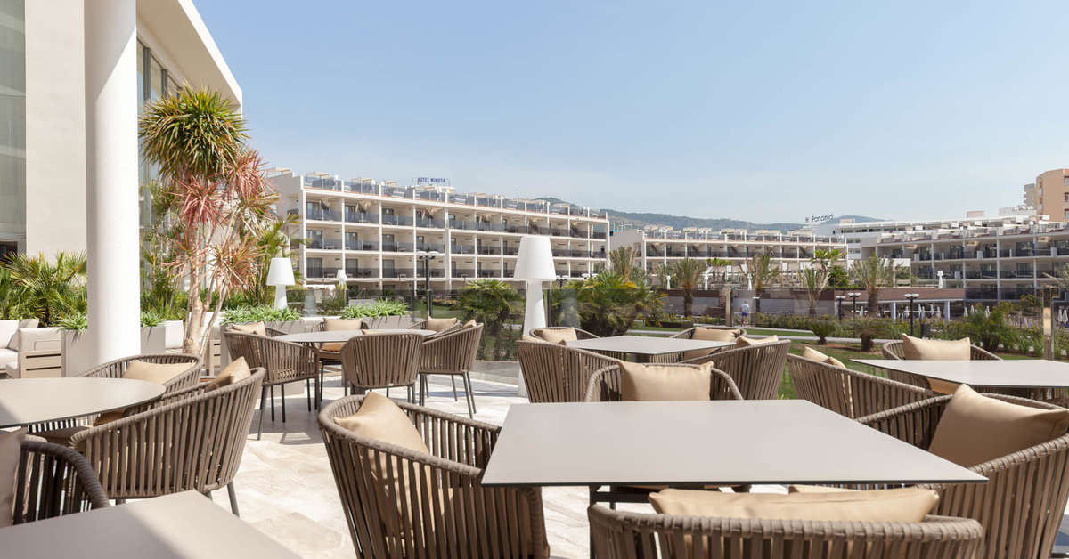 Ein Foto von der Terrasse im Hotel Zafiro Palace Palmanova