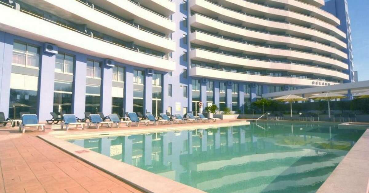 Een foto van het zwembad bij Oceano Atlantico Appartementen