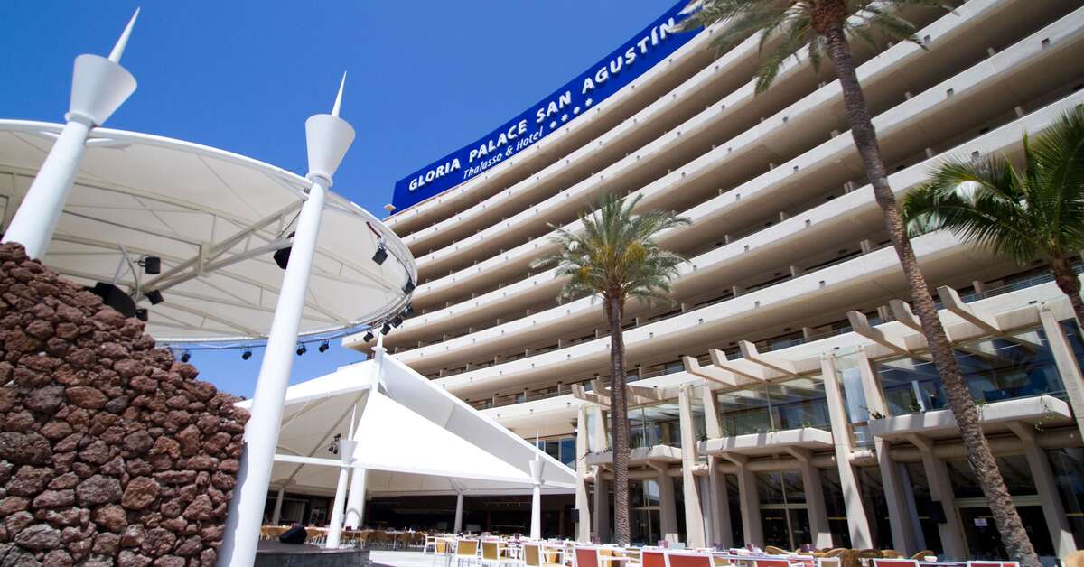 Een foto van de buitenkant van Gloria Palace San Agustin Thalasso