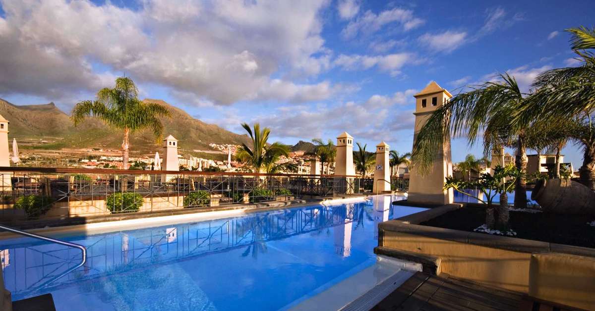 Een foto van het zwembad bij GF Gran Costa Adeje