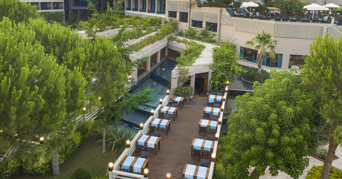 Een foto van het terras bij Susesi Luxury Resort