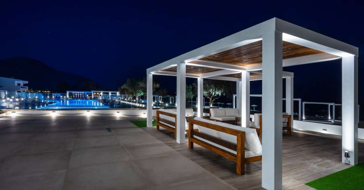 Een foto van het terras bij Kamari Plus Hotel