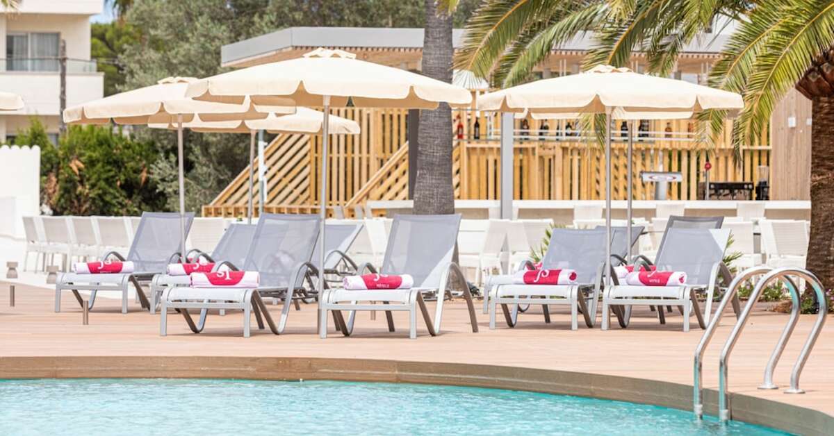 Een foto van het zwembad bij JS Portocolom Suites