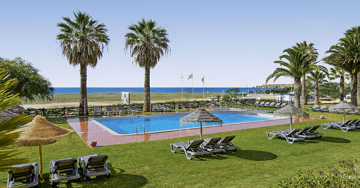 Ein Foto vom Pool im Meia Praia Lagos Beach Club Apartments
