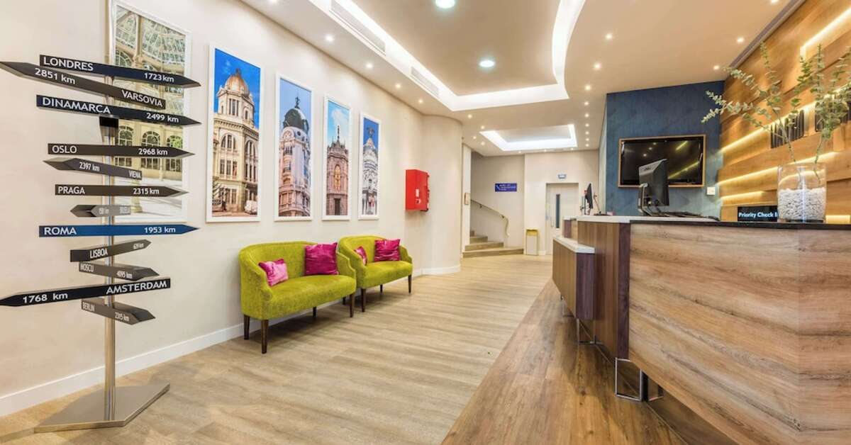 Een foto van het interieur van Hotel Madrid Centro Affiliated by Melia