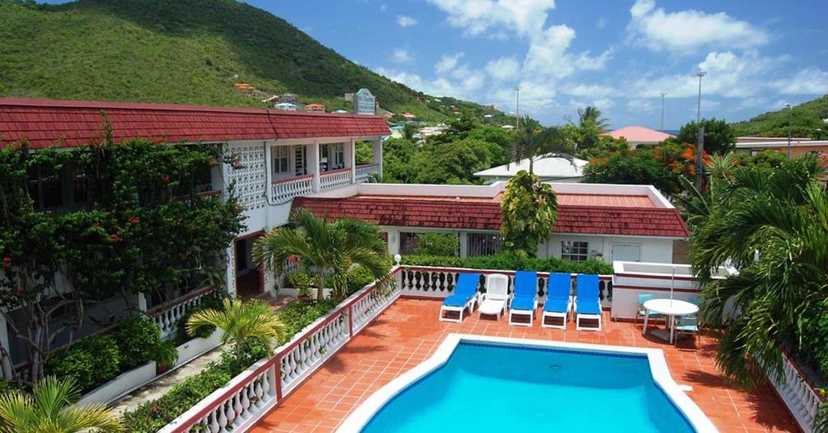 Een foto van het zwembad bij L'Esperance Hotel